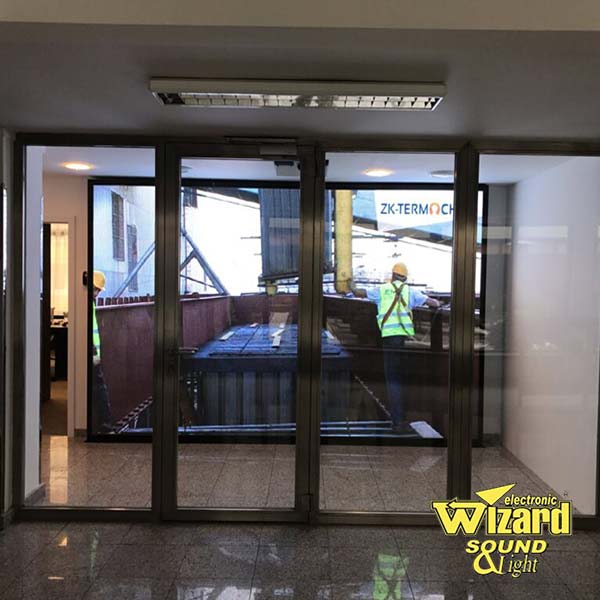 Instalacija P5 indoor LED ekrana velikog formata sa profesionalnim send box kontrolerima u Pragu (Češka) – Wizard iz Rume.