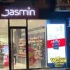 Vertikalni P3 indoor LED ekran vrhunskog kvaliteta u Jasmin parfimeriji na Kalenić pijaci – instalacija Wizard iz Rume.