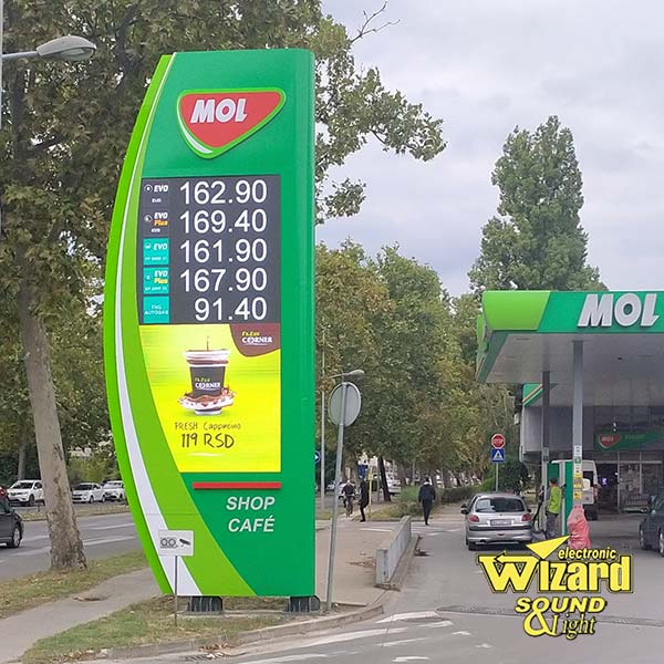 Impozantni dvostrani P5 outdoor LED totem velikih dimenzija montiran na MOL benzinskoj stanici u Novom Sadu – instalacija Wizard iz Rume.